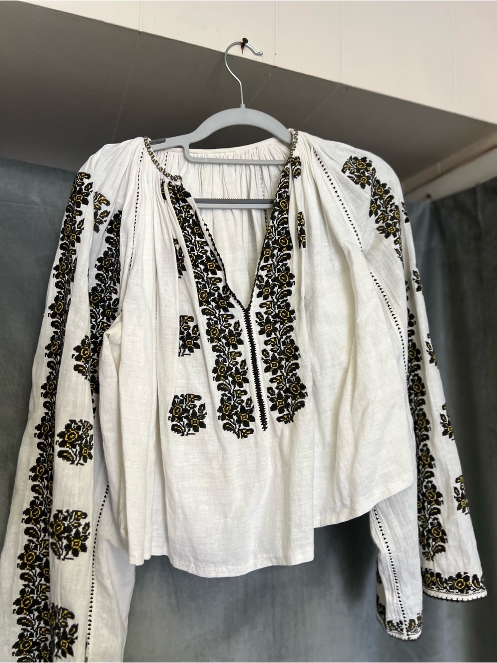 Ie 🇷🇴 White Embroidered Peasant Blouse with Black & Gold Floral Trim